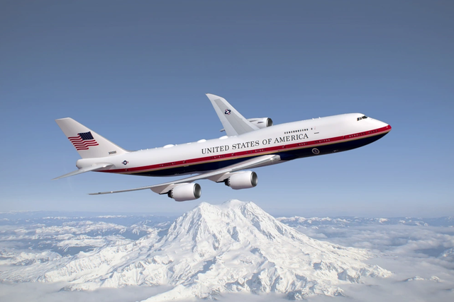 Trump mulls inaugural flight of new Air Force One at Mount Rushmore event - Ảnh 1.
