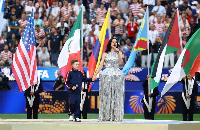 Nước Mỹ khai mạc World Cup 2026 hoành tráng: Katy Perry và Lisa khuấy động sân khấu- Ảnh 6. Nước Mỹ khai mạc World Cup 2026 hoành tráng: Katy Perry và Lisa khuấy động sân khấu- Ảnh 6.