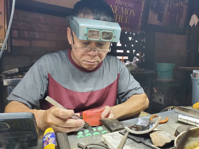 Trăm năm đất tổ kim hoàn: Giữ lửa nghề giữa sức ép công nghệ hiện đại - Ảnh 2.