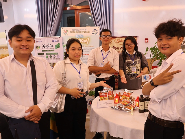 Sinh vi&ecirc;n đưa b&uacute;n nước l&egrave;o Khmer v&agrave;o thị trường hiện đại - Ảnh 1.
