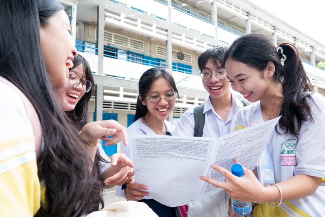 Thi tốt nghiệp THPT: Thí sinh nói hóa dễ còn lý khó, nhiều dạng 'chưa từng gặp'- Ảnh 1. Thi tốt nghiệp THPT: Thí sinh nói hóa dễ còn lý khó, nhiều dạng 'chưa từng gặp'- Ảnh 1.