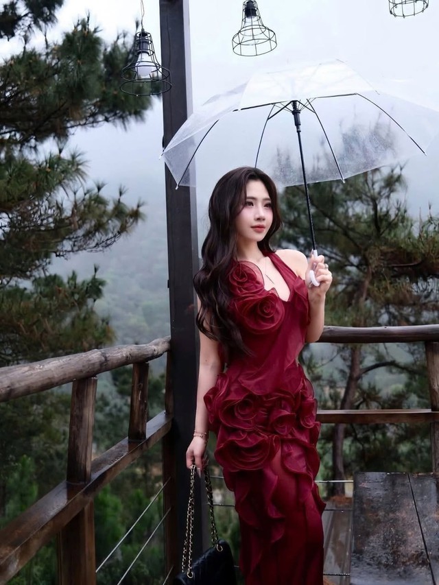 Khơi dậy nét duyên dáng với trang phục hoa nổi- Ảnh 1. Khơi dậy nét duyên dáng với trang phục hoa nổi- Ảnh 1.