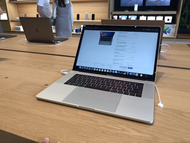 Vì sao MacBook vẫn nói không với màn hình cảm ứng? - Ảnh 1.