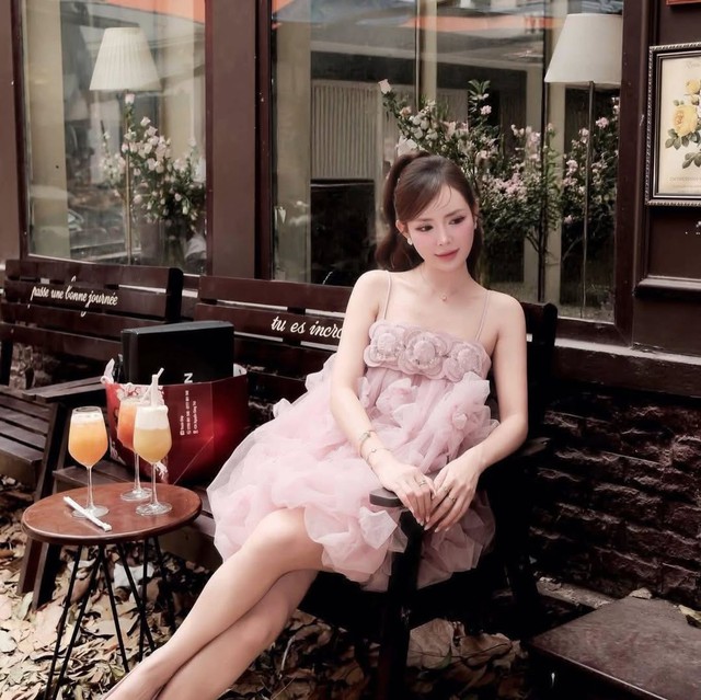 Khơi dậy nét duyên dáng với trang phục hoa nổi- Ảnh 2. Khơi dậy nét duyên dáng với trang phục hoa nổi- Ảnh 2.