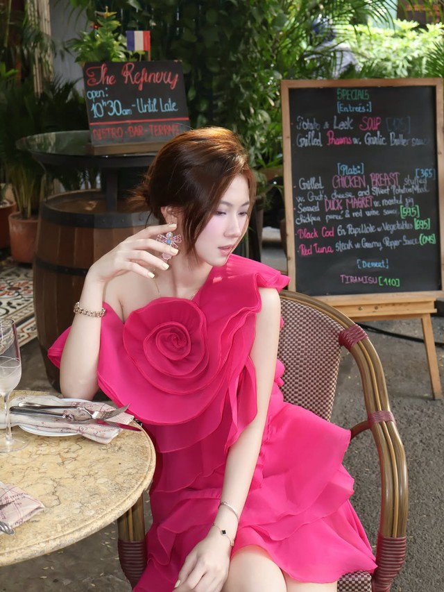 Khơi dậy nét duyên dáng với trang phục hoa nổi- Ảnh 6. Khơi dậy nét duyên dáng với trang phục hoa nổi- Ảnh 6.