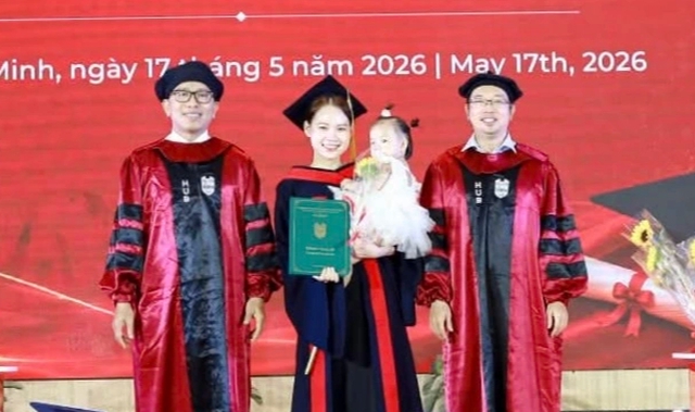 ngày nhận bằng có thêm người đồng hành - Ảnh 1.