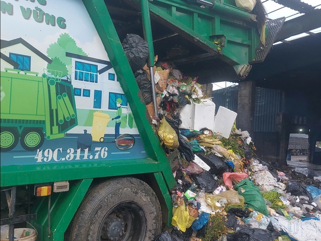 Khẩn trương thu gom rác ùn ứ ở Đà Lạt sau khi nhà máy rác mở cửa - Ảnh 5.
