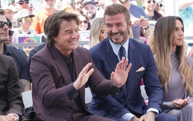 Khoảnh khắc Tom Cruise hôn tay vợ Beckham gây bàn tán - Ảnh 2.
