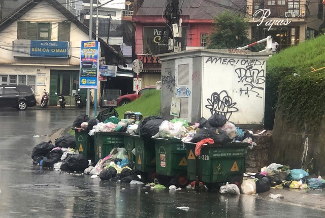 Khẩn trương thu gom rác ùn ứ ở Đà Lạt sau khi nhà máy rác mở cửa - Ảnh 6.