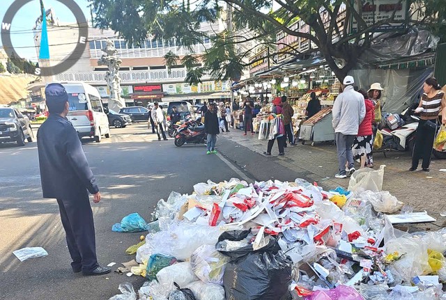 Vì sao đường phố Đà Lạt rác thải ùn ứ khắp nơi?- Ảnh 2.