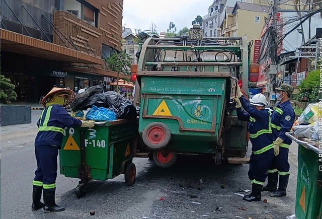 Khẩn trương thu gom rác ùn ứ ở Đà Lạt sau khi nhà máy rác mở cửa - Ảnh 2.