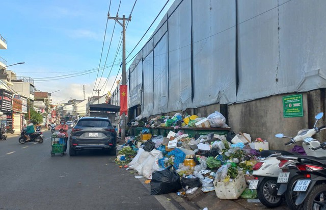 Vì sao đường phố Đà Lạt rác thải ùn ứ khắp nơi?- Ảnh 3.