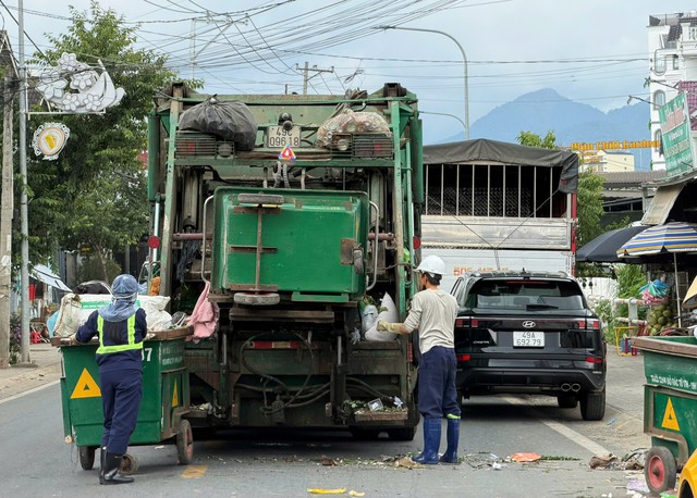 Khẩn trương thu gom rác ùn ứ ở Đà Lạt sau khi nhà máy rác mở cửa - Ảnh 7.