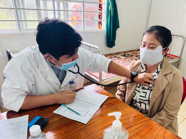 Gia Lai đưa 38 bác sĩ về hỗ trợ tuyến xã - Ảnh 2.