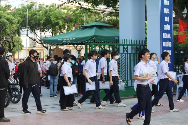 Kh&aacute;nh H&ograve;a x&aacute;c minh vụ th&iacute; sinh d&ugrave;ng 'phao' thi kh&ocirc;ng bị lập bi&ecirc;n bản- Ảnh 2.