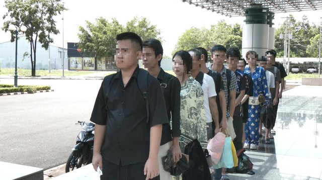 Tiếp nhận 12 công dân Việt Nam do Campuchia trao trả - Ảnh 2.