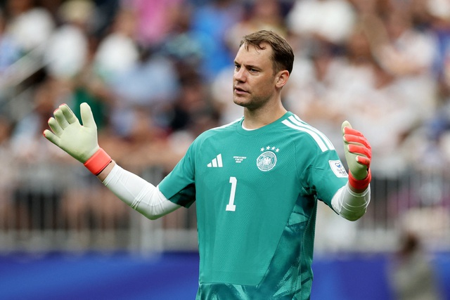 Manuel Neuer vi phạm luật FIFA ngày tái xuất đội tuyển Đức, may mắn thoát án phạt- Ảnh 1. Manuel Neuer vi phạm luật FIFA ngày tái xuất đội tuyển Đức, may mắn thoát án phạt- Ảnh 1.