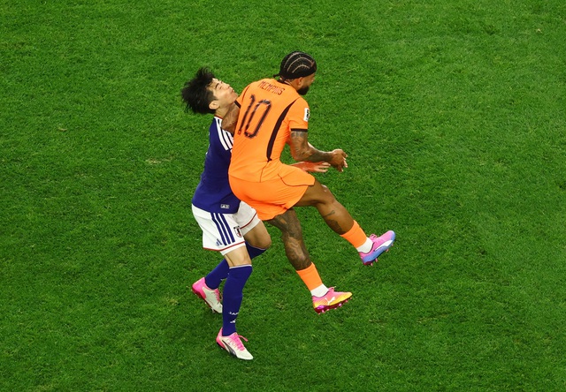 Depay gây phẫn nộ vì đánh vào mặt cầu thủ Nhật Bản, video lộ chứng cứ ‘rành rành’: VAR bị réo tên- Ảnh 1. Depay gây phẫn nộ vì đánh vào mặt cầu thủ Nhật Bản, video lộ chứng cứ ‘rành rành’: VAR bị réo tên- Ảnh 1.