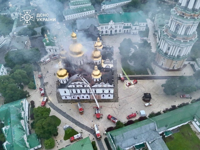 Nga nói tên lửa Mỹ gây cháy tu viện cổ của Ukraine - Ảnh 3.