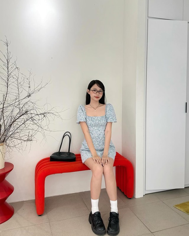 Không cần hở bạo, trang phục cổ vuông vẫn quyến rũ khó cưỡng- Ảnh 4. Không cần hở bạo, trang phục cổ vuông vẫn quyến rũ khó cưỡng- Ảnh 4.