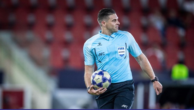 Trọng tài châu Á có hành động gây sốc ở World Cup, FIFA điều tra khẩn cấp- Ảnh 2. Trọng tài châu Á có hành động gây sốc ở World Cup, FIFA điều tra khẩn cấp- Ảnh 2.