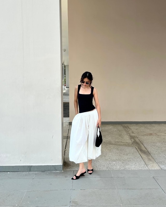 Không cần hở bạo, trang phục cổ vuông vẫn quyến rũ khó cưỡng- Ảnh 7. Không cần hở bạo, trang phục cổ vuông vẫn quyến rũ khó cưỡng- Ảnh 7.