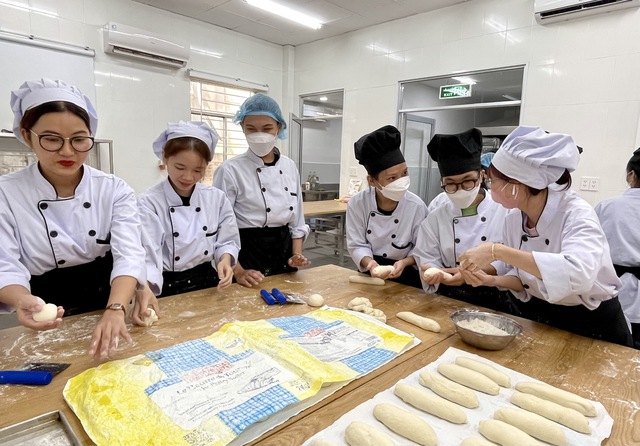 Liên thông từ ĐH về CĐ, trung cấp: Đáp ứng nhu cầu học tập trong bối cảnh mới - Ảnh 2.