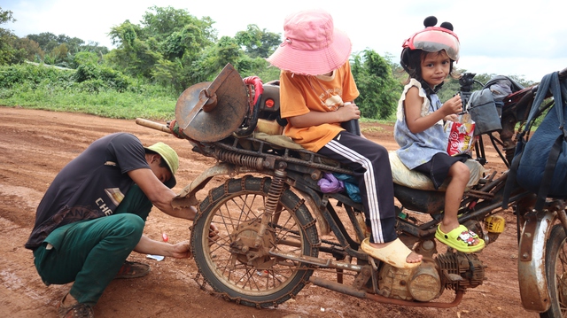 Đường kết nối Đồng Nai - L&acirc;m Đồng: Bao giờ hết cảnh 'nắng bụi, mưa lầy' - Ảnh 2.
