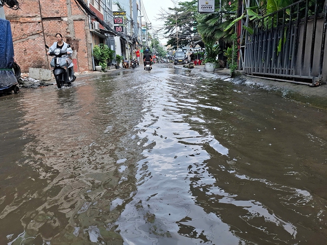 Những đoạn đường lòng chảo luôn ngập nước - Ảnh 1.
