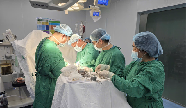  3 bác sĩ vượt đường xuống Cần Giờ mổ lúc nửa đêm- Ảnh 1.