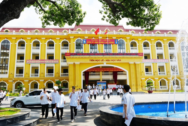 Mẹ thí sinh nhờ vả- Ảnh 1. Mẹ thí sinh nhờ vả- Ảnh 1.