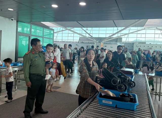 H&agrave;nh động đẹp của chiến sĩ C&ocirc;ng an Cửa khẩu Ph&uacute; Quốc - Ảnh 1.