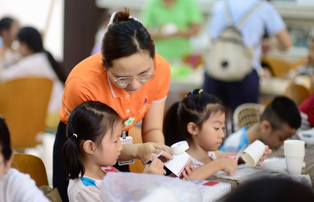 Hoạt động h&egrave; miễn ph&iacute; gi&uacute;p trẻ em ở TP.HCM 'l&agrave;m nh&agrave; s&aacute;ng chế' - Ảnh 4.