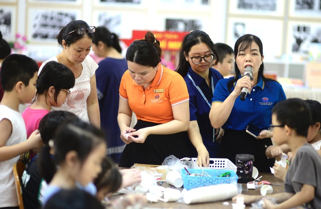 Hoạt động h&egrave; miễn ph&iacute; gi&uacute;p trẻ em ở TP.HCM 'l&agrave;m nh&agrave; s&aacute;ng chế' - Ảnh 1.