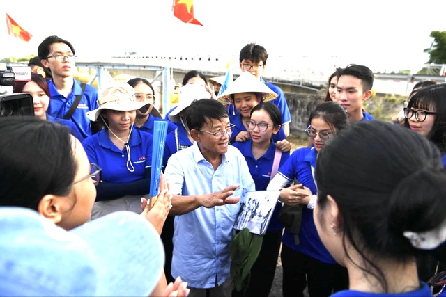  Năng lượng sống với tinh thần 'nến cong lửa thẳng' - Ảnh 10.