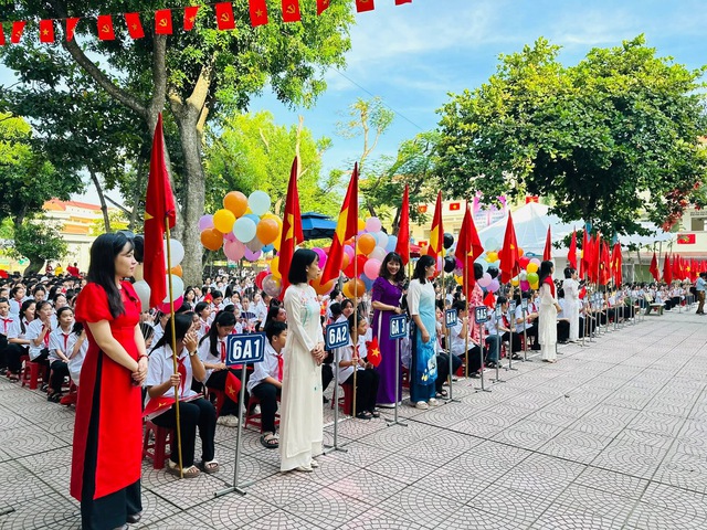 'Sao bố chưa từng đưa con đi khai giảng?' - Ảnh 1.