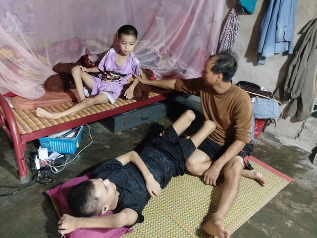 Hai anh em bị bại liệt, ước mơ có xe lăn đến trường - Ảnh 1.