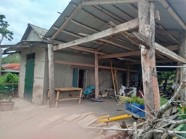 Hai anh em bị bại liệt, ước mơ có xe lăn đến trường - Ảnh 2.