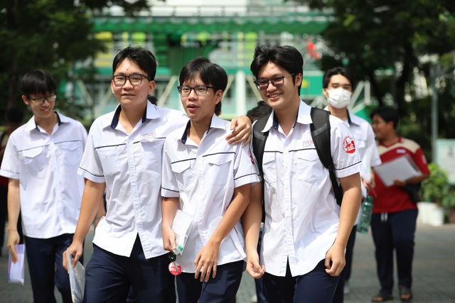 TP.HCM chấm thi tốt nghiệp số lượng bài thi lớn nhất từ trước đến nay ra sao? - Ảnh 2.