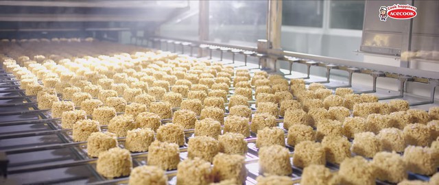 Có gì bên trong quy trình sản xuất mì ăn liền tại Acecook Việt Nam?- Ảnh 1.