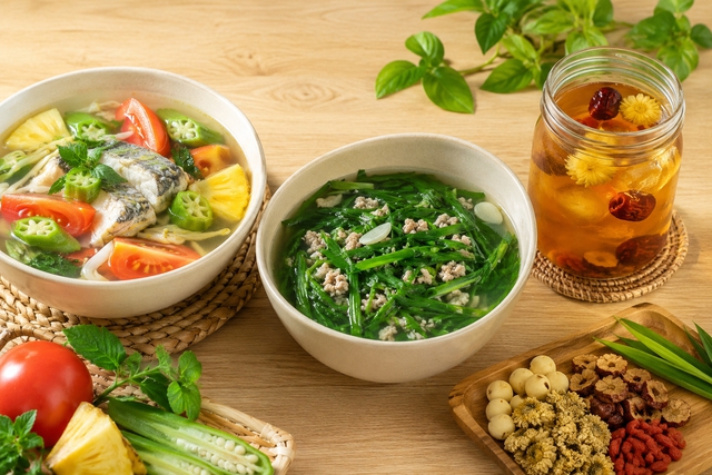 'Bẫy giải nhiệt&rsquo; m&ugrave;a n&oacute;ng: Canh chua, nước m&aacute;t tưởng tốt nhưng c&oacute; thể ảnh hưởng huyết &aacute;p - Ảnh 2.