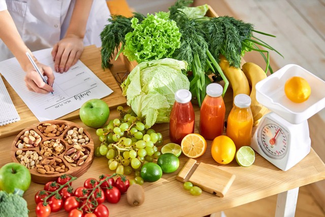 Dừng lại ngay! 3 cách ăn kiêng này đang âm thầm cộng thêm cho bạn 5-10 tuổi - Ảnh 2.