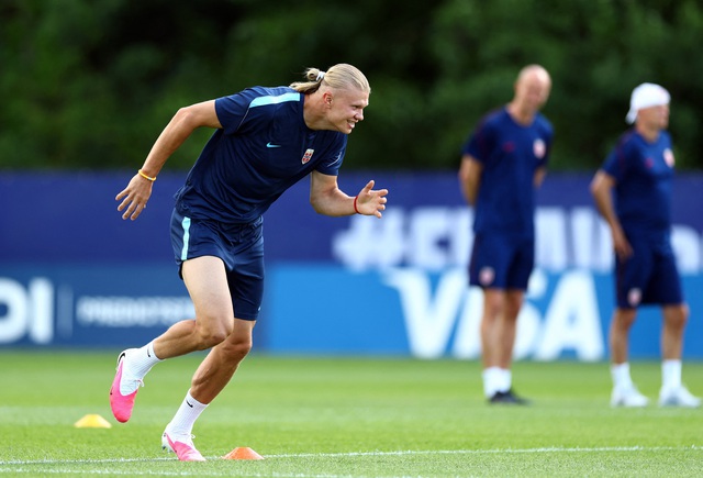 Haaland và Odegaard mang theo giấc mơ World Cup của Na Uy, gặp Iraq lúc mấy giờ?- Ảnh 1. Haaland và Odegaard mang theo giấc mơ World Cup của Na Uy, gặp Iraq lúc mấy giờ?- Ảnh 1.