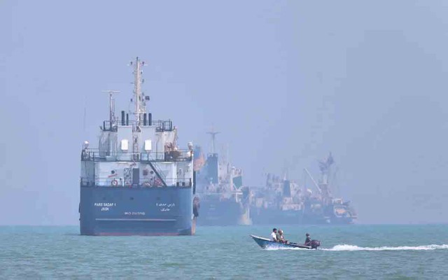 Eo biển Hormuz mở cửa lại, giá dầu khi nào “về bờ” ? - Ảnh 1.