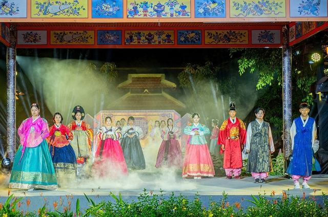 Đ&aacute;nh thức ho&agrave;ng cung huyền ảo- Ảnh 2.