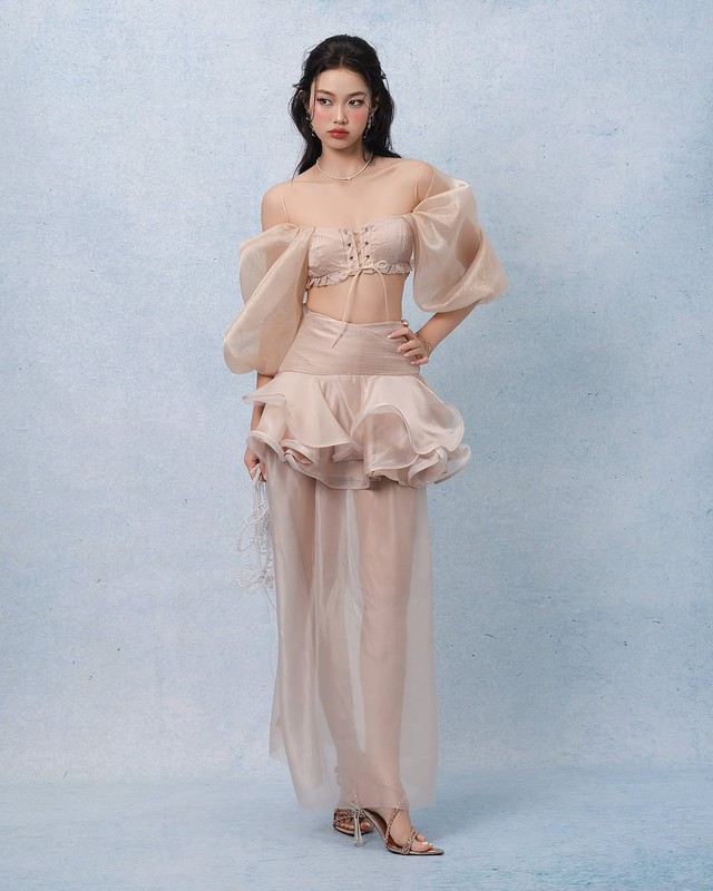 Bí quyết mặc áo crop top tôn dáng, giúp nàng tự tin hơn mỗi ngày- Ảnh 3. Bí quyết mặc áo crop top tôn dáng, giúp nàng tự tin hơn mỗi ngày- Ảnh 3.