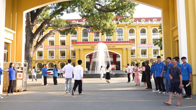 Mẹ nhờ gi&aacute;m thị gi&uacute;p con, b&agrave;i thi vẫn giữ nguy&ecirc;n - Ảnh 2.