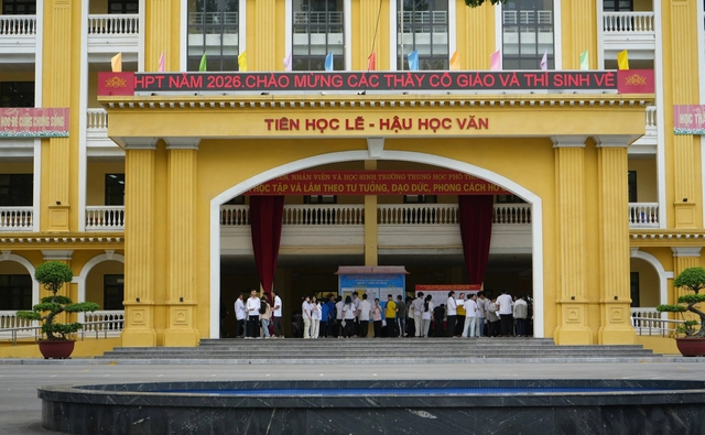 Mẹ nhờ gi&aacute;m thị gi&uacute;p con, b&agrave;i thi vẫn giữ nguy&ecirc;n - Ảnh 1.