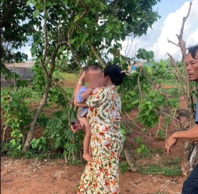 Xuyên đêm tìm bé trai 2 tuổi đi lạc trong rẫy ở đảo Phú Quý- Ảnh 1. Xuyên đêm tìm bé trai 2 tuổi đi lạc trong rẫy ở đảo Phú Quý- Ảnh 1.