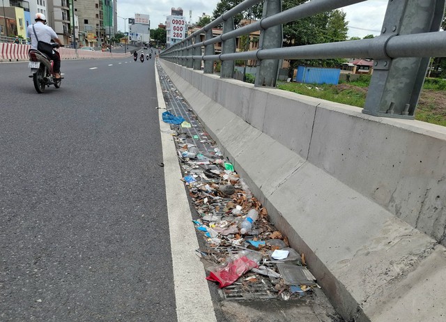 Nhiều miệng cống tho&aacute;t nước bị r&aacute;c thải b&iacute;t k&iacute;n- Ảnh 2.